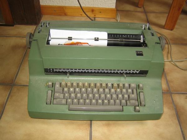 schreibmaschine-kugelkopf-ibm-foto-bild-85648377
