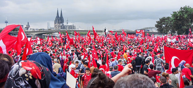 tuerkei_demo_koeln_tuerken_fahne_tuerkisch-627x288
