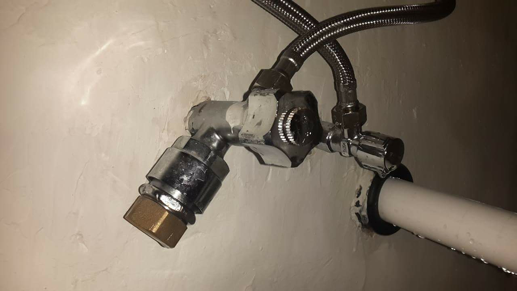 Wie das Wasser unter der Spüle bei diesem Ventil abdrehen bzw. zudrehen