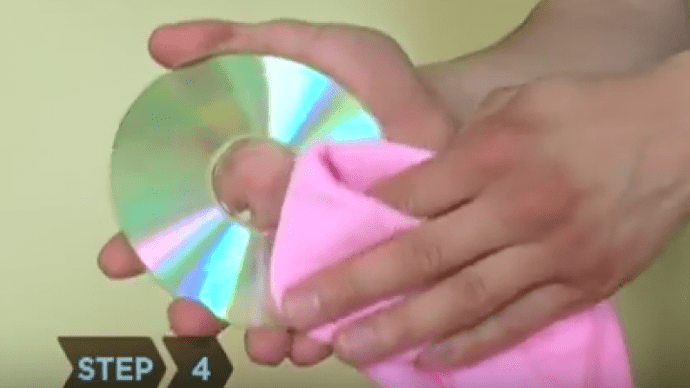 Zum Abwischen der CD-Oberfläche eignet sich am besten ein flusenfreies, weiches Tuch.