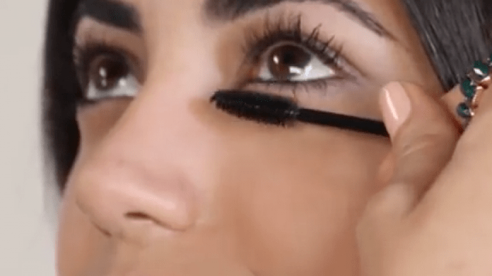 Mascara auf die unteren Wimpern auftragen? Mit diesem Trick geht nichts mehr schief!