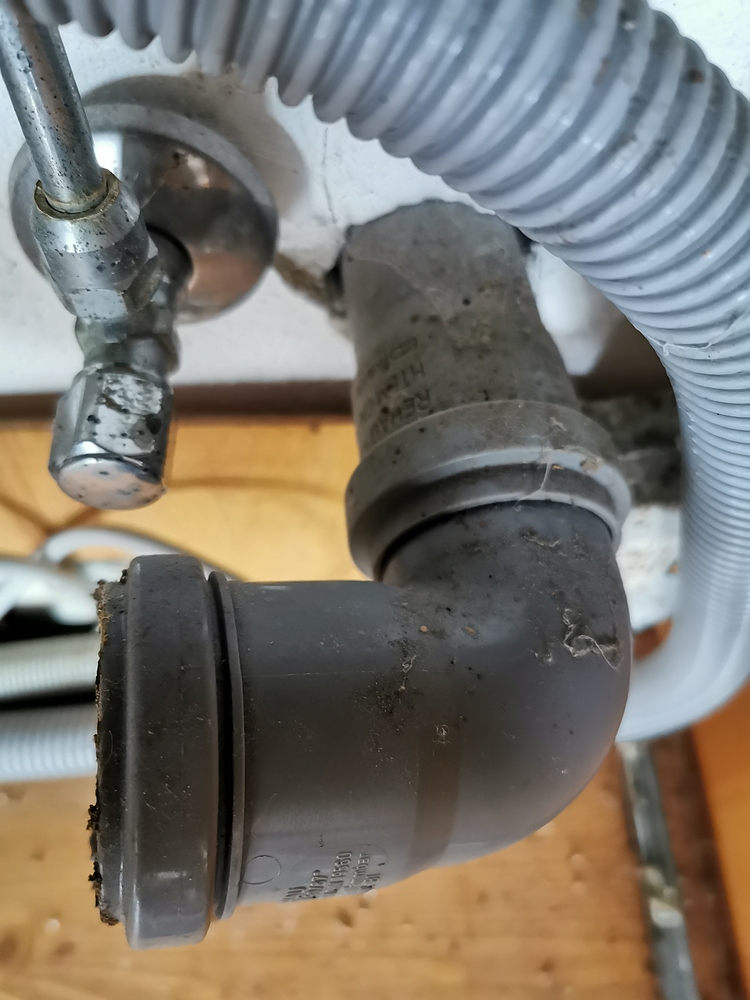 Unter der Spüle – Abflussrohr leckt… Danke! - wer-weiss-was.de