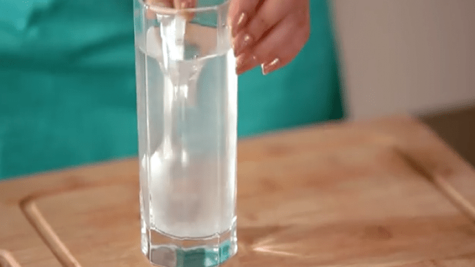 Warmes Wasser und  Salz – mehr brauchst du nicht, um dir dein  selbstgemachtes Desinfektionsmittel herzustellen!