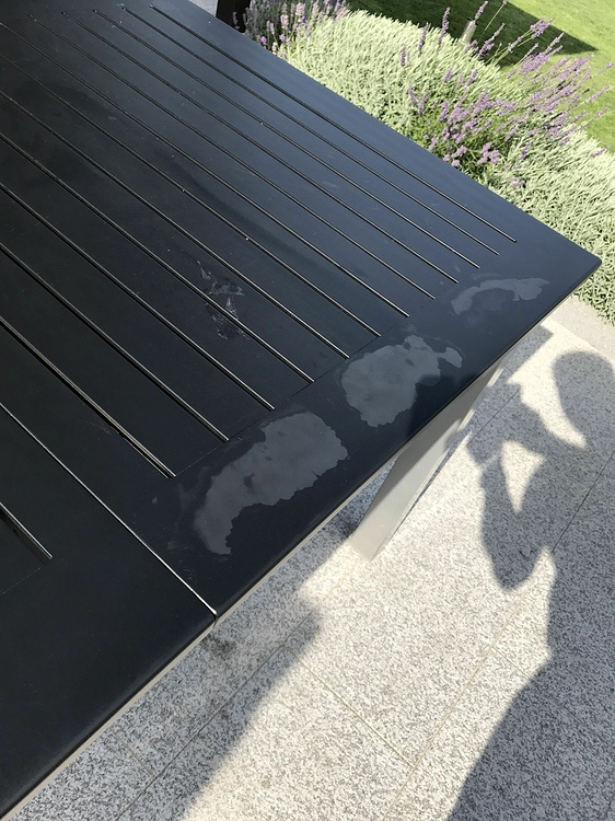 Flecken an einem Aluminiumtisch pulverbeschichtet - wer-weiss-was.de