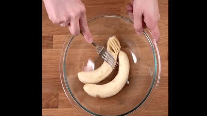 Im ersten Schritt zerdrückst du die zwei Bananen mit einer Gabel zu einem Brei.