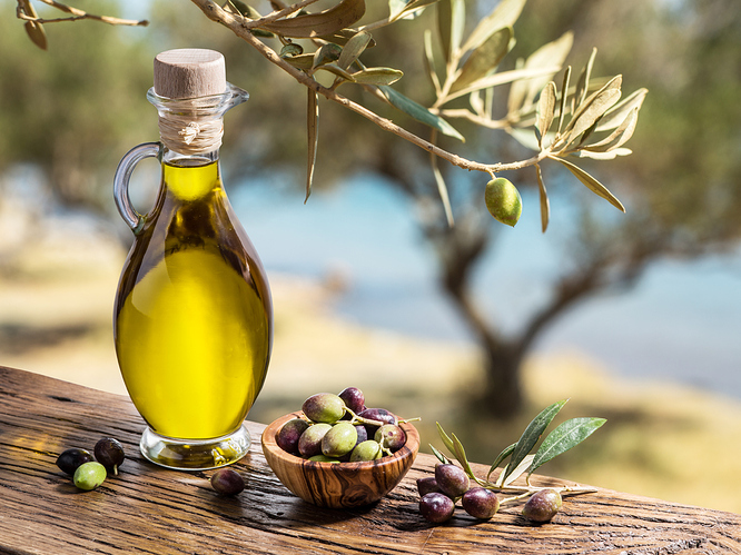 Wir verraten dir, wie du Olivenöl bei deiner täglichen Beauty-Routine einsetzen kannst!
