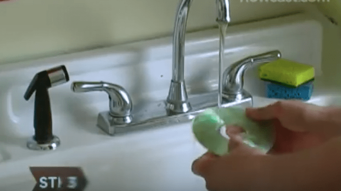 Nach dem Einschmieren mit der Zahnpasta alles gut mit warmen Wasser abwaschen.