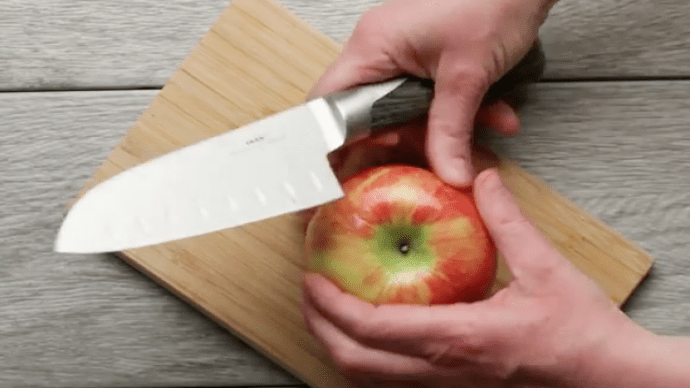 Kaum ist der Apfel geschnitten, beginnt er meist schon nach kurzer Zeit, braun zu werden. Nicht aber mit diesem Trick!