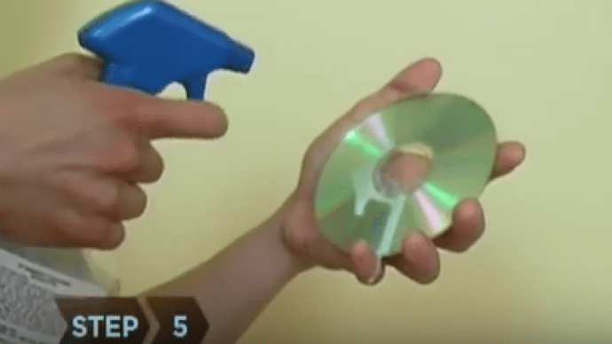 Nach dem Zahnpasta-Trick sprühst du etwas Glasreiniger auf die CD-Oberfläche.