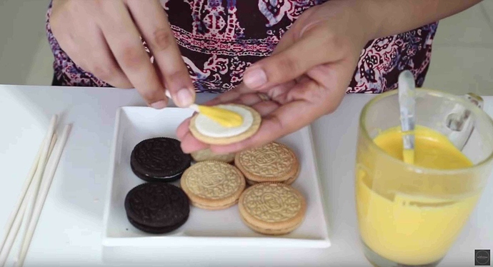 Stäbchen mit etwas Schokolade fixieren