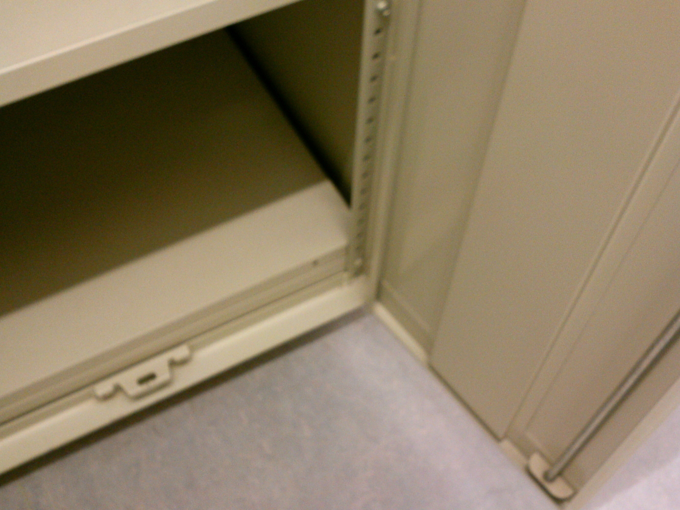 Stahlschrank mit Schloss nachrüsten - wer-weiss-was.de