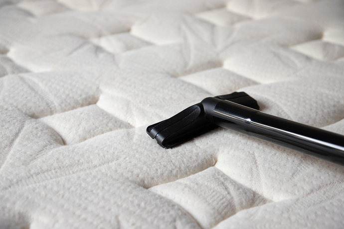 Du hättest gerne wieder eine schön saubere Matratze? Dann aufgepasst! Mit diesen simplen Tricks strahlt deine Matratze wieder wie neu!