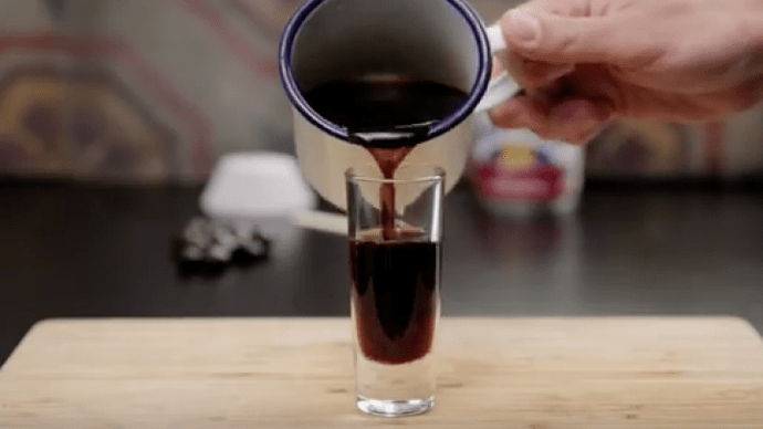 Koche im ersten Schritt schwarzen Kaffee auf und fülle ihn ins Schnapsglas.