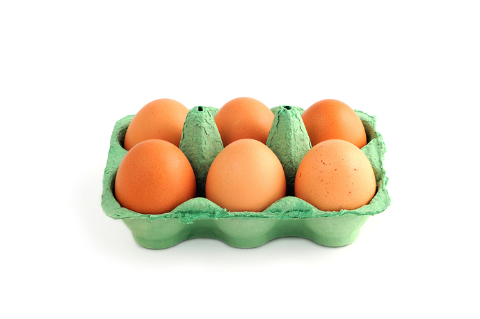 Wenn du Eier im Haushalt hast, kannst du mit ihrem Eiweiß geschwollene Augen reduzieren!