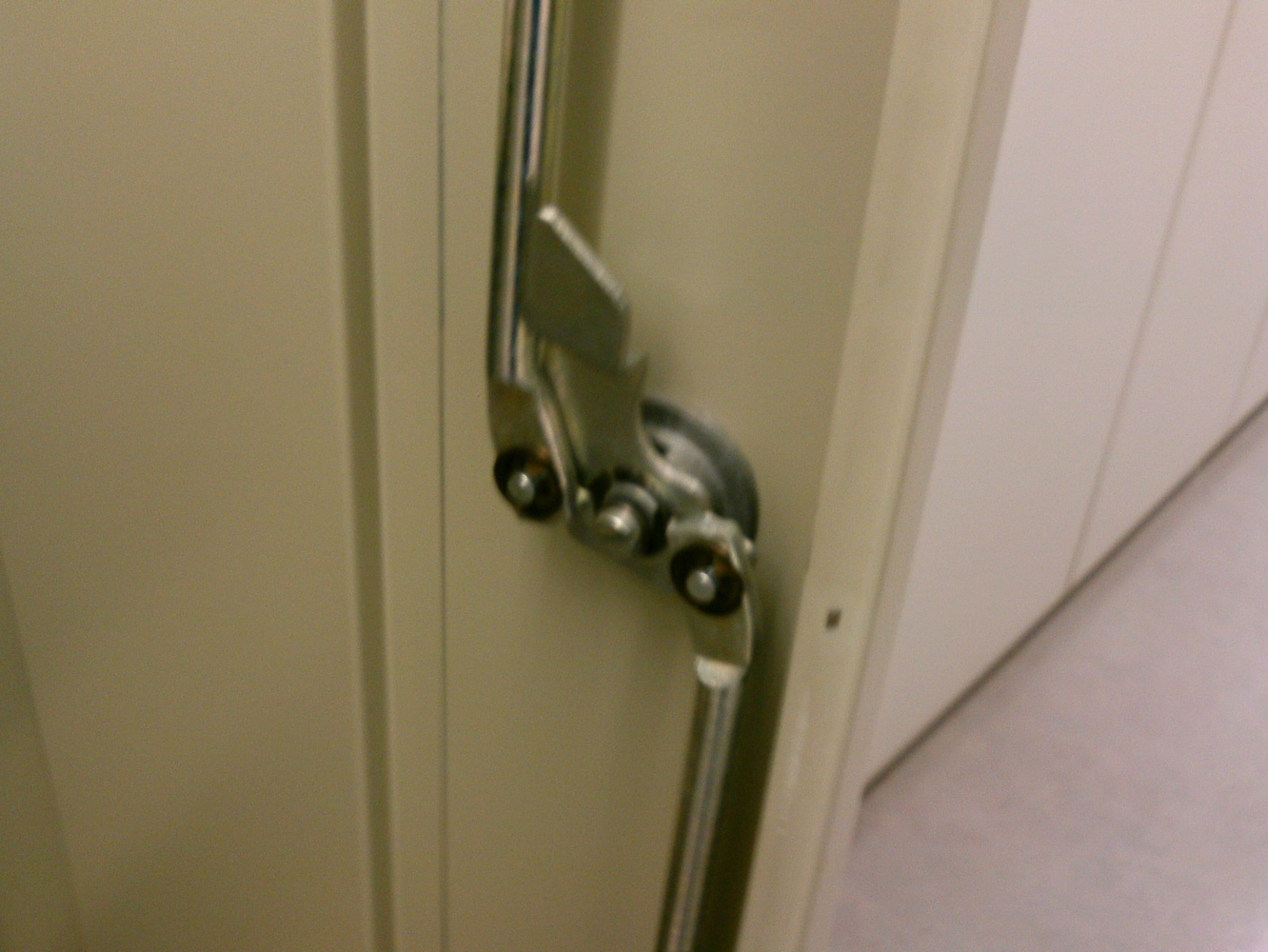 Stahlschrank mit Schloss nachrüsten - wer-weiss-was.de