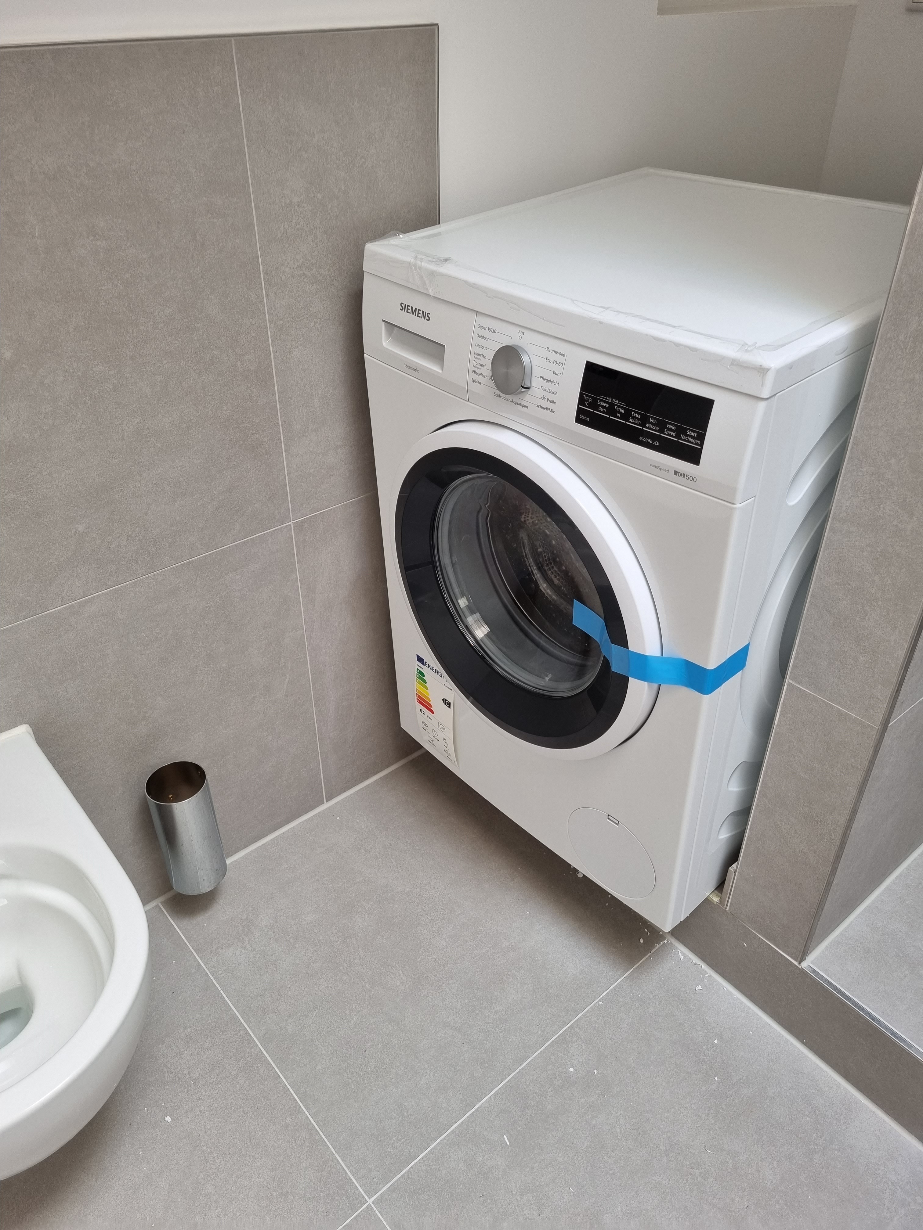 Die Waschmaschine auf einer „Antivibrationsmatte“. Warum man das nicht tun  sollte 